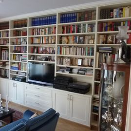 Bücherregal in Weißlack inkl. Unterschränke mit Rahmentüren