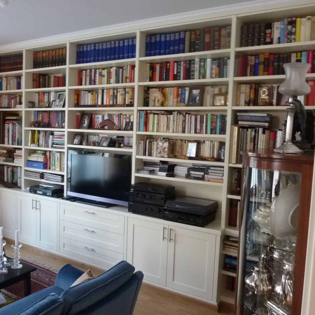 Bücherregal in Weißlack inkl. Unterschränke mit Rahmentüren