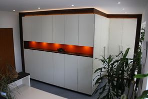 Einbauschrank mit beleuchteter Ablagefläche und LED Akzentbeleuchtung