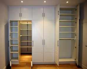 Kleiderschrank mit begehbarem Teil