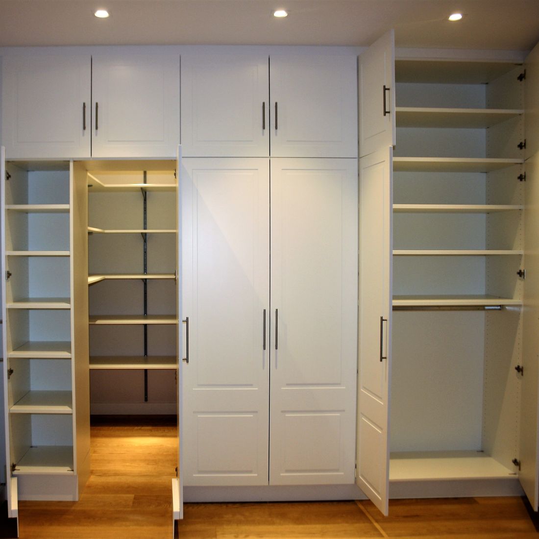 Kleiderschrank mit begehbarem Teil