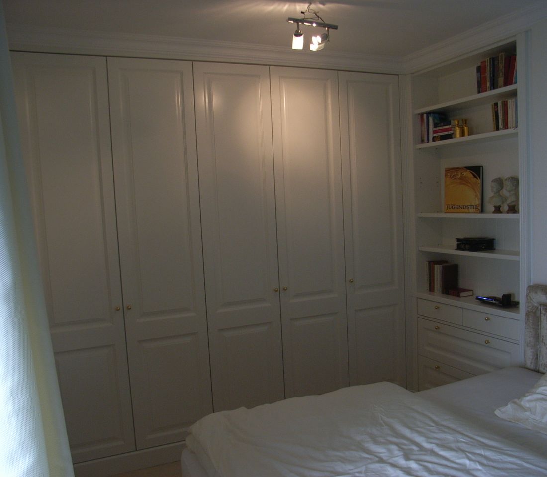 Schlafzimmerschrank mit Einbauregal