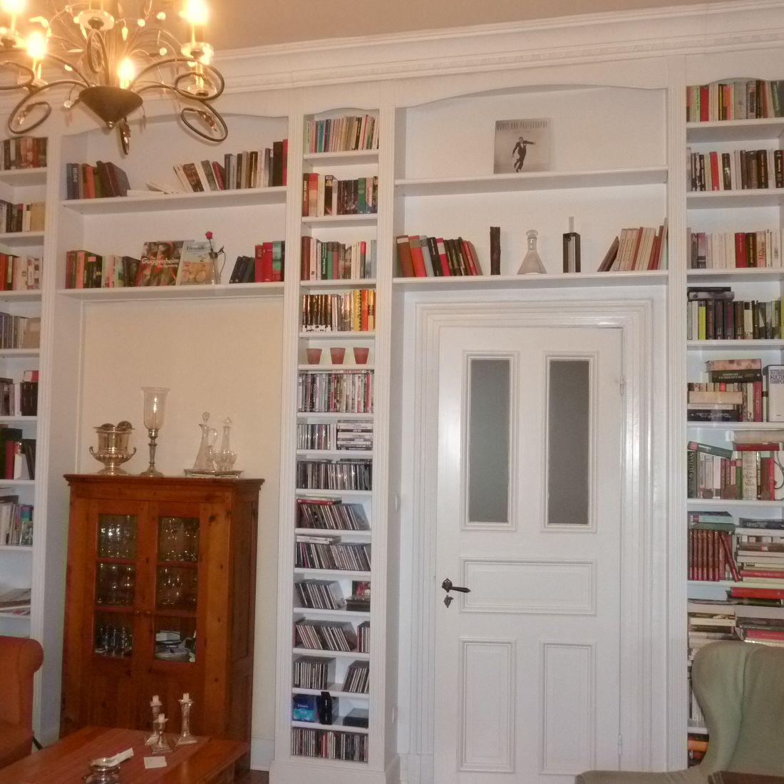 Bücherregal mit Türüberbau