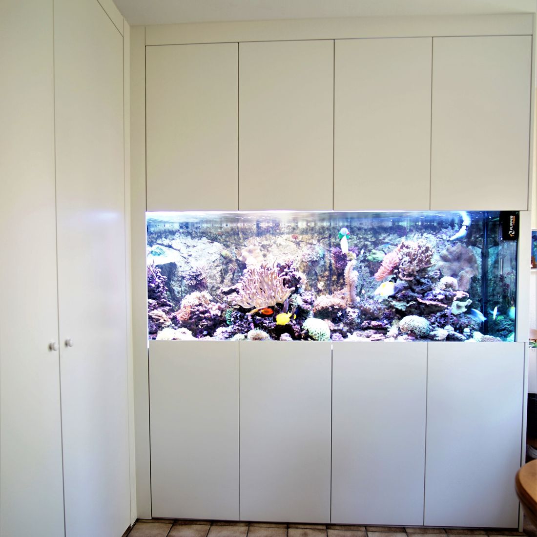 Schrankwand mit Aquarium