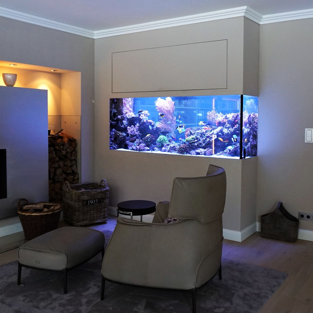 Einbauaquarium mit elektrischen Klappen