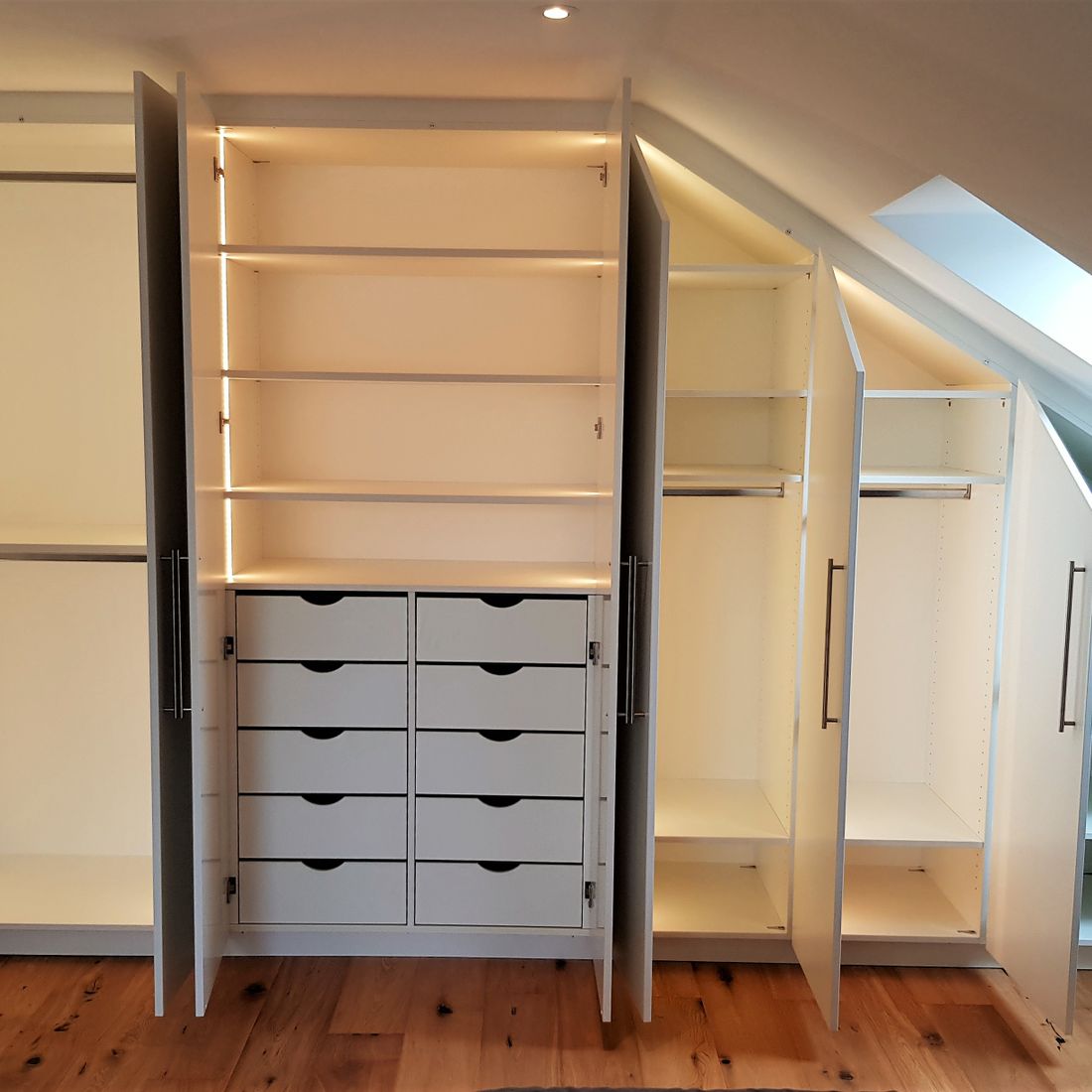 Kleiderschrank mit LED-Schrankbeleuchtung