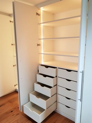 beleuchteter Kleiderschrank