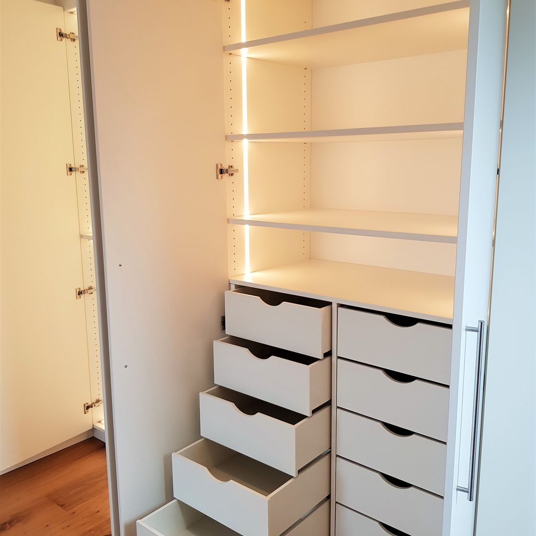 beleuchteter Kleiderschrank