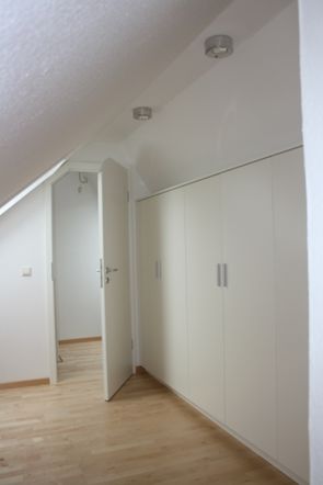 Türelement in einer Dachschräge mit Einbau-Kleiderschrank