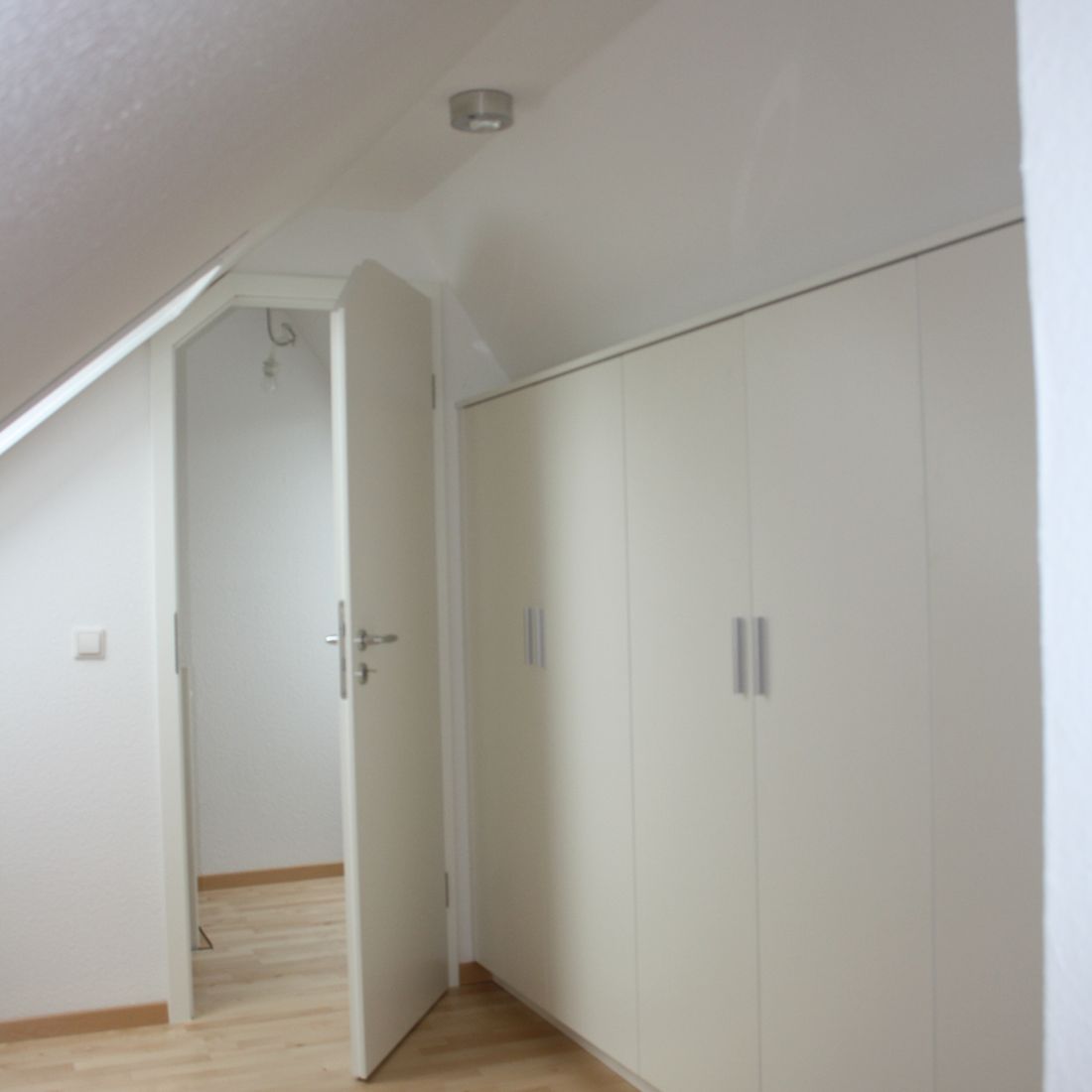 Türelement in einer Dachschräge mit Einbau-Kleiderschrank