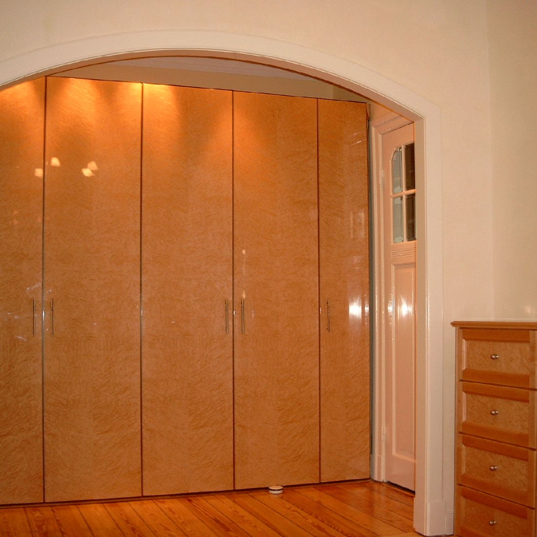 Kleiderschrank in Vogelaugenahorn-Front