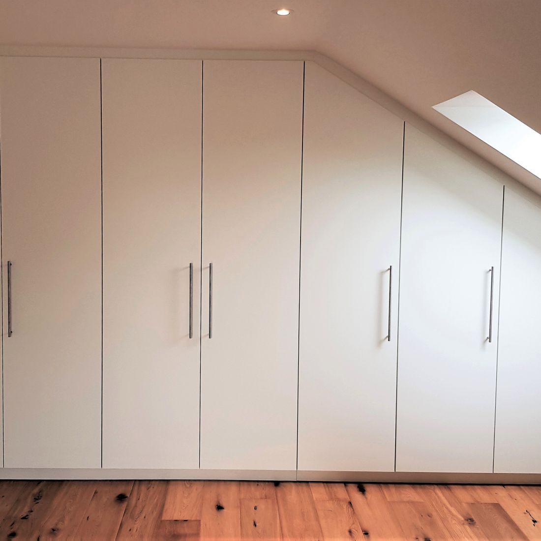 Kleiderschrank in der Dachschräge